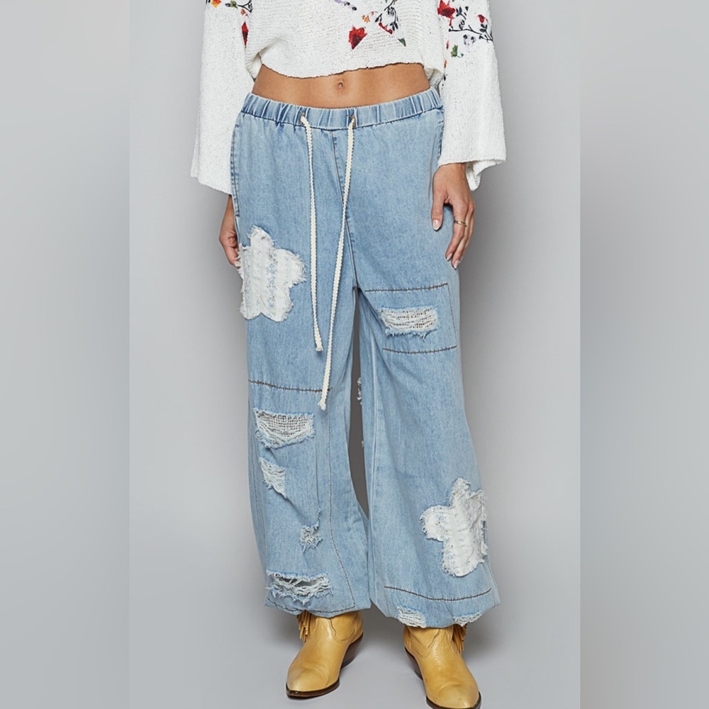 POL Solid Textured Denim Floral Jogger Pants in Size Medium EUC